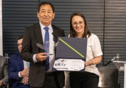 Prefeito de Taboão da Serra, Aprígio, recebe prêmio em Brasília