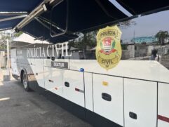 Ônibus que compõe a unidade móvel da Deatur