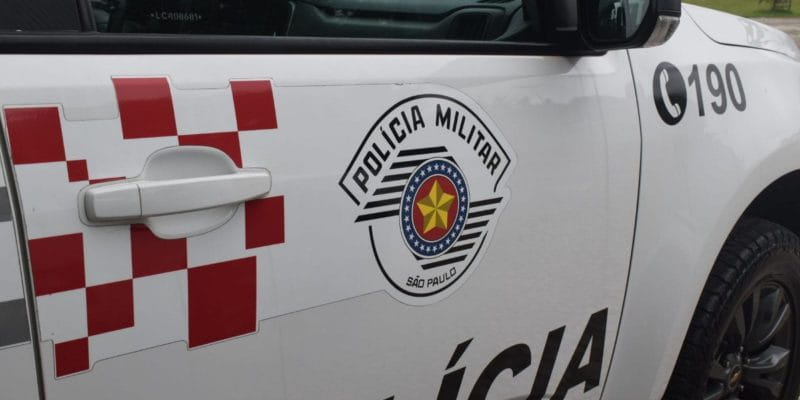 Os militares abordaram os três suspeitos e apreenderam com eles 14 celulares, sendo que 6 deles constavam como furtados.
