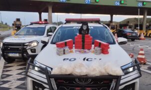 No carro, foram encontrados 4 mil papelotes a vácuo de cocaína com peso de 3,3 kg; 30 tabletes de Haxixe com peso de 2,9 kg; 14 tabletes de maconha com peso de 13 kg