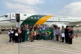 A aeronave decolou rumo ao Brasil pouco antes das 6h52 no horário de Brasília.