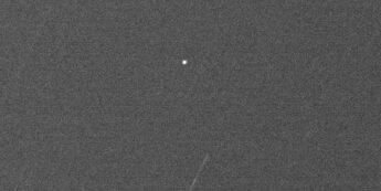 Ponto branco que aparece na imagem é a maleta esquecida por astronauta no espaço