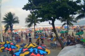 Praia lotada durante arrastão em São Vicente
