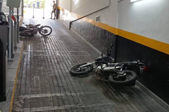 Motos ficaram caídas na rampa de acesso do estacionamento