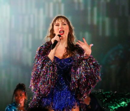 Taylor Swift ainda recebeu o prêmio de melhor álbum de pop vocal, onde aproveitou para anunciar o título e a data de lançamento de seu novo disco, "The Tortured Poets Department"