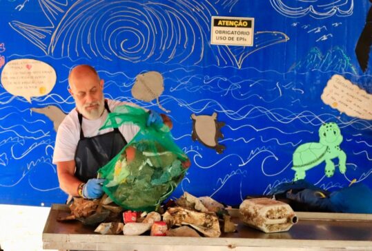 O Governo de São Paulo remunera pescadores artesanais de camarão que ajudam na coleta de lixo do mar