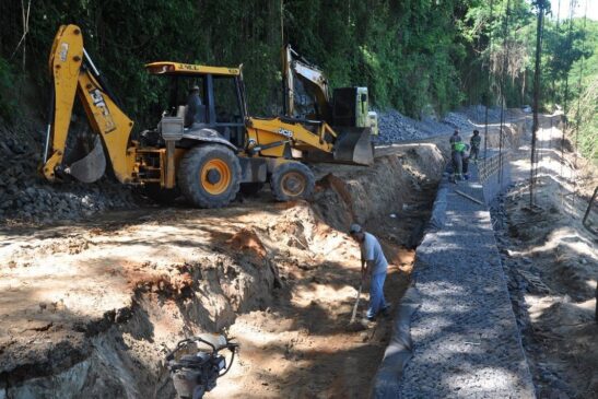 Estrada Parque está passando por uma revitalização completa, com instalação de cerca de 1 km piso intertravado