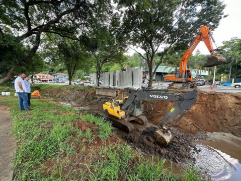A prefeitura de Porto Feliz iniciou, nesta semana, a 4ª etapa das obras de canalização do córrego Pinheirinho