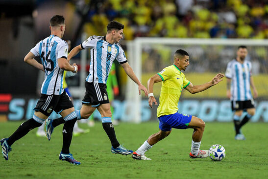 A partida iniciou com quase 30 minutos de atraso