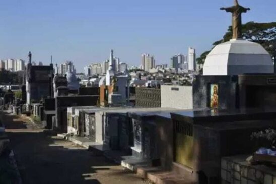 Prestes a completar oito meses sob concessão da iniciativa privada, cemitérios municipais de São Paulo ainda convivem com problemas crônicos como falta de zeladoria e invasões, além de relatos de cobranças abusivas