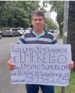 Formado em Direito e com uma história de vida difícil, ele trabalha fazendo bicos e está a procura de estabilidade e uma vida melhor