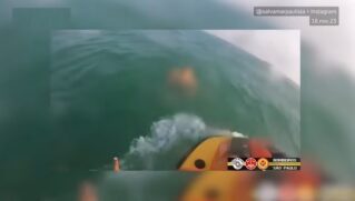 Oito pessoas foram resgatadas do mar no Guarujá no último sábado (18)