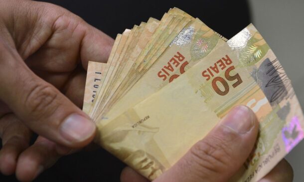 A maior média do valor do 13º será paga aos trabalhadores do setor de serviços (R$ 4.460)
