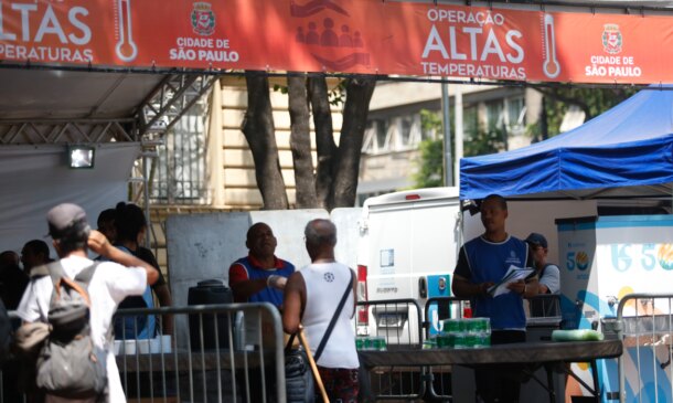 A prefeitura de São Paulo vai montar dez tendas distribuídas pela cidade para entregar água e frutas à população vulnerável em dias de calor intenso