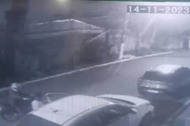 Momento em que o assaltante aborda as vítimas no carro