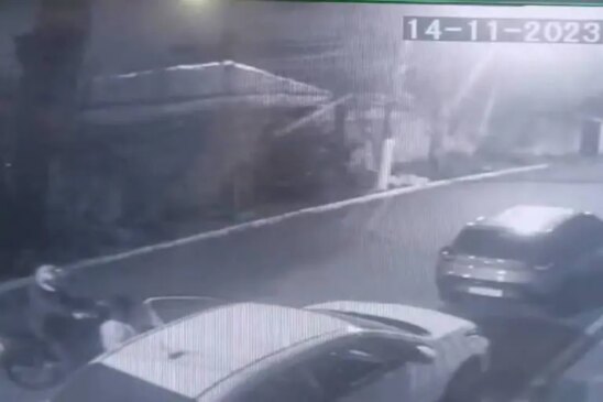 Momento em que o assaltante aborda as vítimas no carro