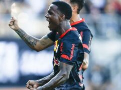 Helinho comemora o gol da vitória contra o Corinthians