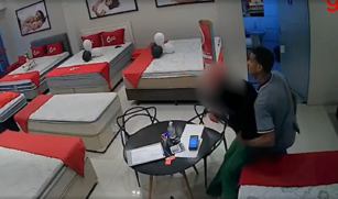 O criminoso entrou na loja sem a vítima perceber e a puxou por trás tentando a arrastar para um banheiro
