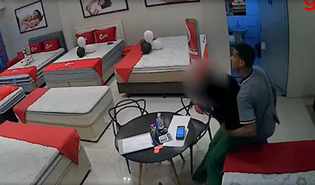 O criminoso entrou na loja sem a vítima perceber e a puxou por trás tentando a arrastar para um banheiro