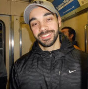 Ele foi encontrado pela mãe e pelo irmão, que foram até a casa após estranhar a demora de Leandro para dar notícias ao retornar do trabalho