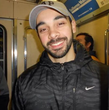 Ele foi encontrado pela mãe e pelo irmão, que foram até a casa após estranhar a demora de Leandro para dar notícias ao retornar do trabalho