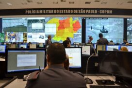 Os policiais também escoltam as 25 equipes de Fórmula 1 que começaram a desembarcar nesta semana no aeroporto de Campinas