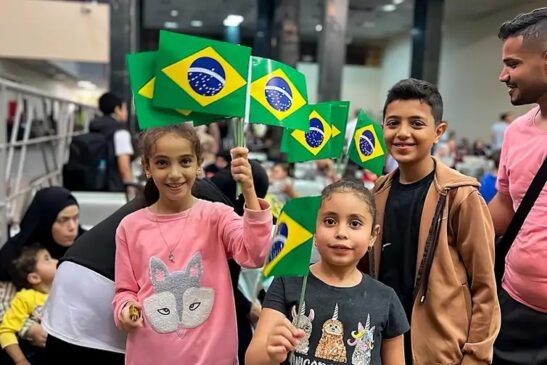 Crianças do grupo de brasileiros repatriados no lado egípcio da fronteira com Gaza