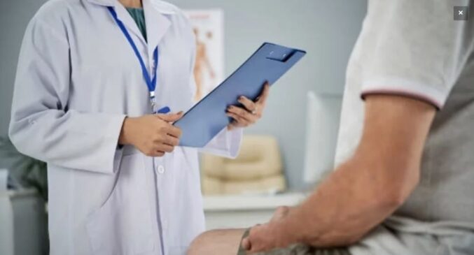 São realizadas consultas médicas, solicitação de exames, coleta de exames laboratoriais (check-up do homem), além de orientações