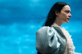 Emma Stone em cena de 'Pobres Criaturas'