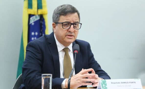 O deputado Danilo Forte (relator) foi o porta-voz da reunião