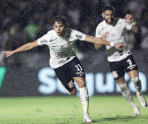 Romero brilhou com dois gols, e Moscardo e Giovane anotaram na virada do Corinthians