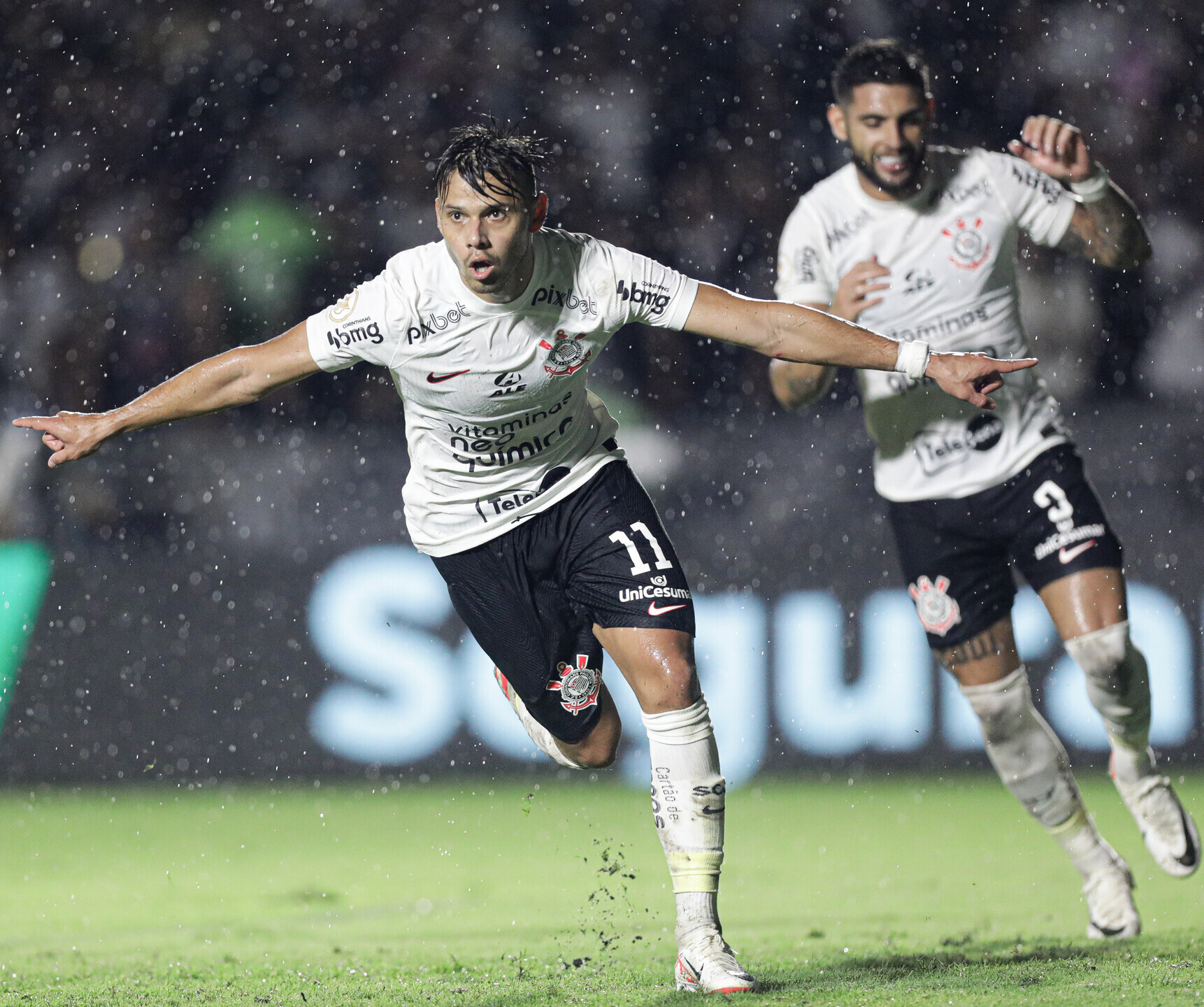 Romero brilhou com dois gols, e Moscardo e Giovane anotaram na virada do Corinthians