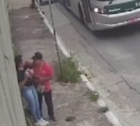 O homem com objeto cortante abordou a vítima quando ela estava a caminho do trabalho