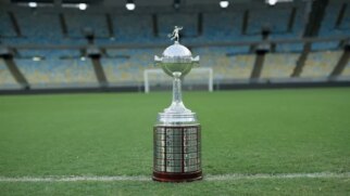 Taça da Copa Libertadores no gramado do estádio do Maracanã