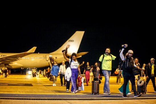 Avião com 211 repatriados de Israel chega a Brasília