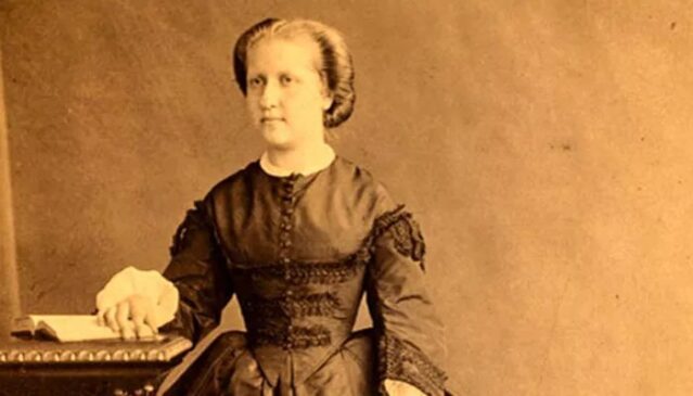 A Princesa era dona de escravos, não tinha qualquer envolvimento na luta abolicionista e sequer participou dos debates que levaram ao texto da lei, mas assinou o documento porque seu pai, Dom Pedro II, estava em viagem pela Europa