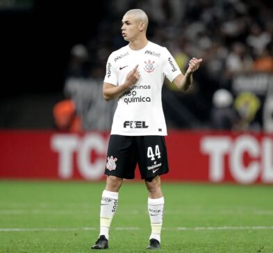 O volante de apenas 18 anos disputou, até o momento, 23 partidas pelos alvinegros e se firmou como uma das maiores revelações do futebol brasileiro na temporada