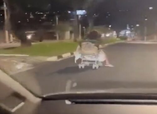 Mulher desce rua de Guaxupé a bordo de um carrinho de bebê