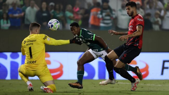 Endrick, do Palmeiras, celebra gol contra o Athletico