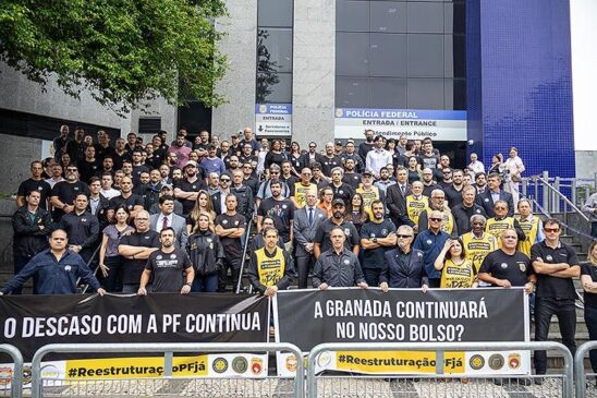 Agentes da PF protestam em frente à sede da instituição em São Paulo