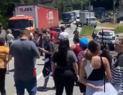 Protesto de moradores de um condomínio em Taboão da Serra por falta de energia