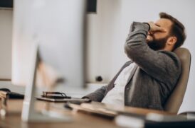 Causado principalmente pelo excesso de trabalho, é crucial que as empresas adotem medidas sensíveis e proativas