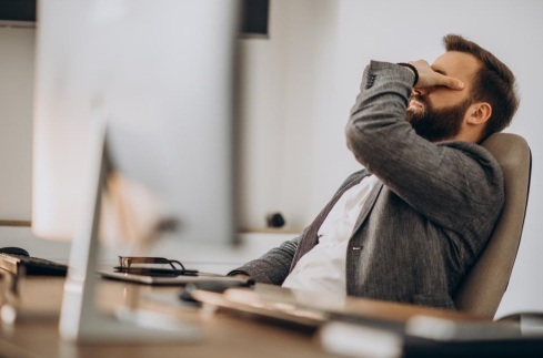 Causado principalmente pelo excesso de trabalho, é crucial que as empresas adotem medidas sensíveis e proativas