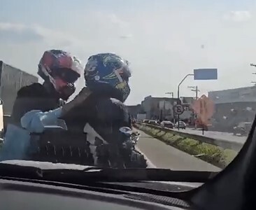 Momento em que assaltantes abordaram PM aposentado na zona norte de SP