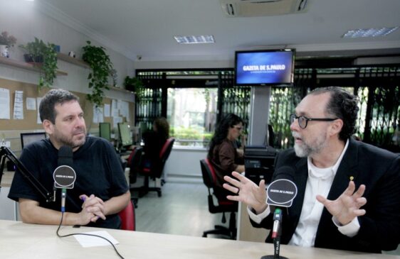 O secretário Carlos Bezerra Jr. durante entrevista ao podcast De Olho no Poder