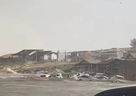 Nas imagens gravadas por banhistas, é possível ver os carros sendo arrastadados