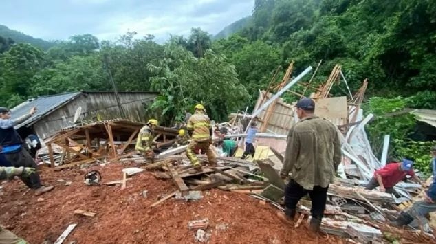 Dos 4.111 óbitos no Brasil no período --média de 1 a cada 3 dias-- por ocorrências de alagamentos, enxurradas, inundações, movimento de massa, tornado, vendavais, ciclones, chuvas intensas e granizo, 1.511 foram no Rio de Janeiro. 