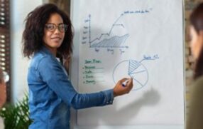 Os cursos têm carga horária que varia de 7h a 60h, de acordo com cada empresa parceira