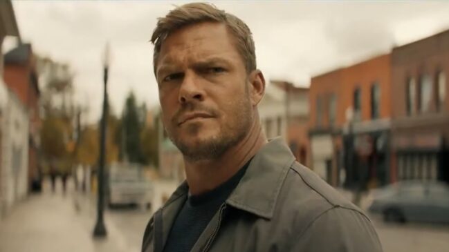 Alan Ritchson em cena de 'Reacher'
