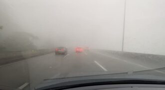 Motivo é uma forte neblina na Rodovia dos Imigrantes na tarde desta segunda-feira (23)
